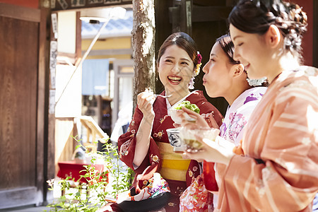 和服美女好友在茶馆吃甜点图片