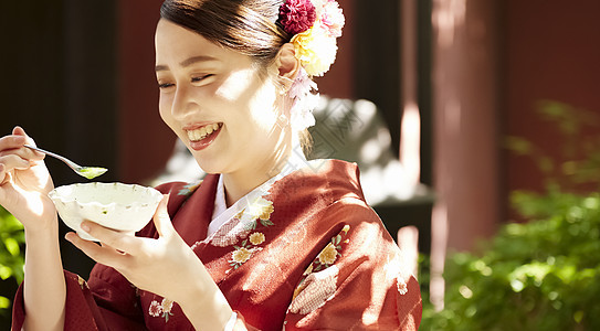 日式和服美女吃甜点形象图片