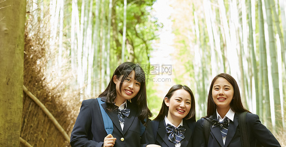 三名高中女孩在竹林里游玩图片