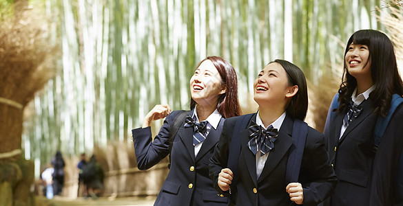 三名高中女孩在竹林里游玩图片