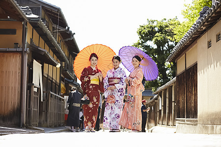 站立在街道的和服微笑的三名妇女背景图片