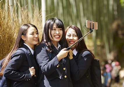 三个高中女孩游玩自拍图片