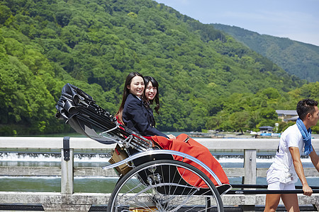 两名高中女孩乘坐人力车游玩图片