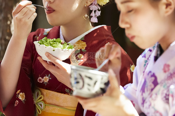 在茶馆吃甜品的日式妇女图片