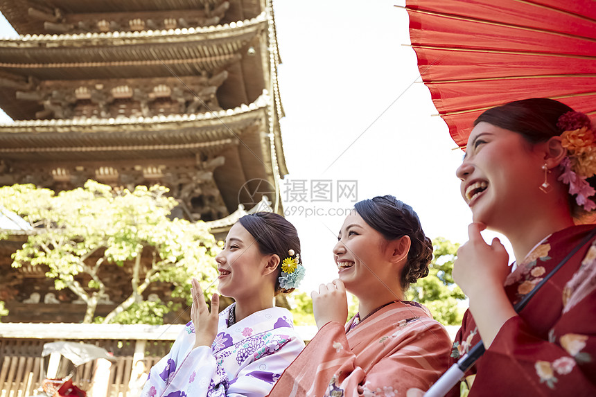 户外身穿和服的女性肖像图片