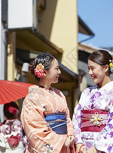 穿着和服的女性聊天图片