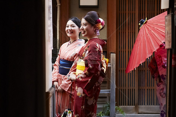 妇女穿着不同的和服在后巷游玩图片