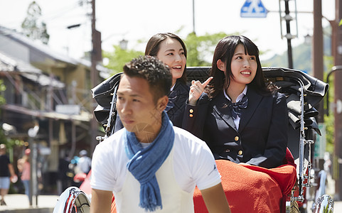 两个高中女孩乘坐人力车游玩图片