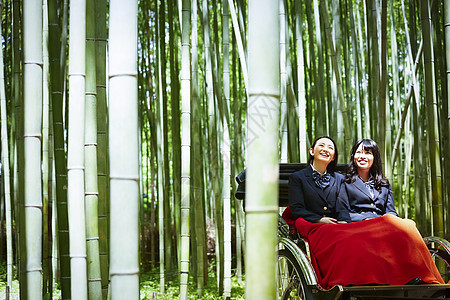 两个高中女孩乘坐人力车游玩图片