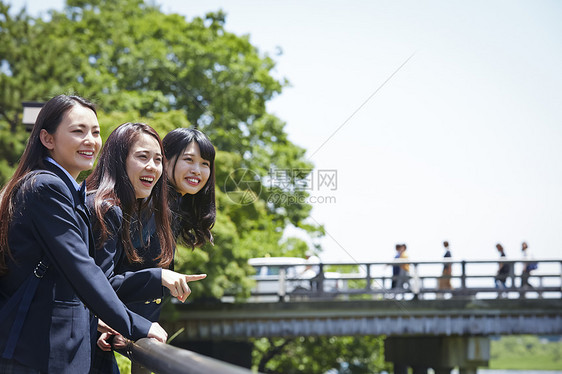 三个背包高中女孩在景点游玩图片