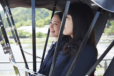两个高中女孩乘坐人力车图片