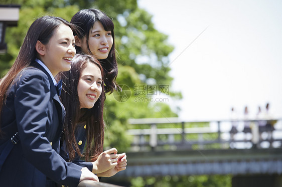 三名高中女孩靠在渡月桥看风景图片
