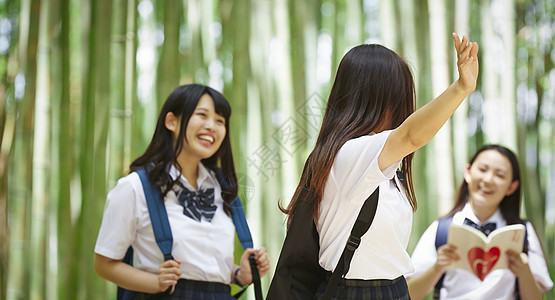 外出游玩的年轻女学生图片