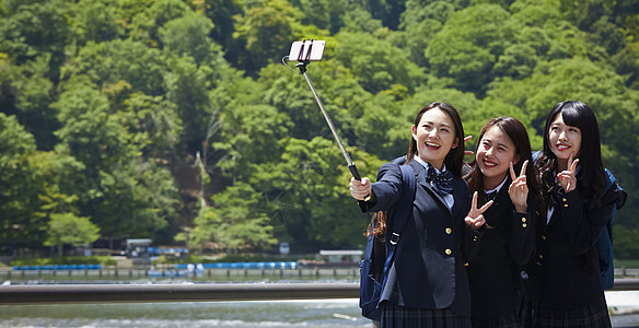 外出游玩的年轻女学生图片