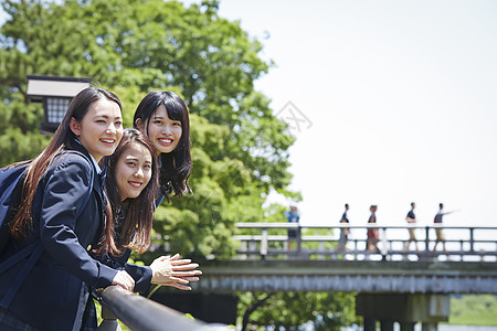 外出游玩的年轻女学生图片