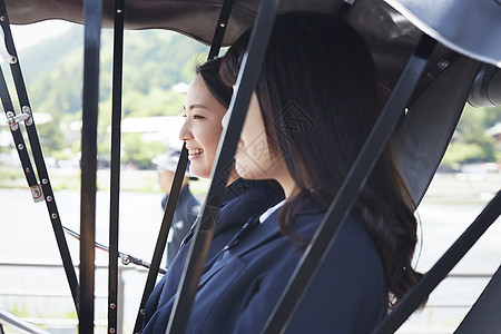 外出游玩的年轻女学生图片