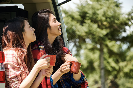 女人驾车旅行聊天喝咖啡图片