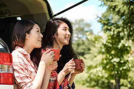 女人驾车旅行聊天喝咖啡图片