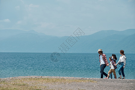 在湖边散步的大家庭图片