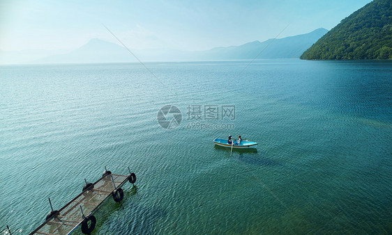 在清澈的湖面划船图片