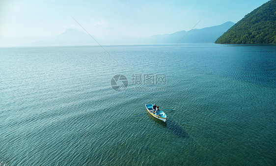 在清澈的湖面划船图片