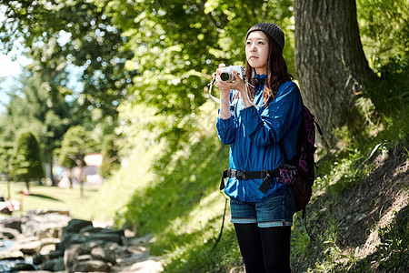 女人徒步旅行拍照图片