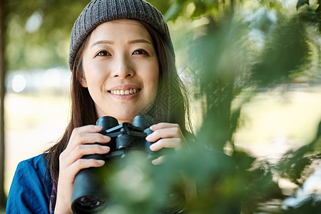 年轻美女徒步旅行图片