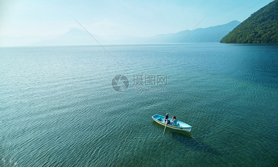 精美女人休假家庭旅行湖船图片