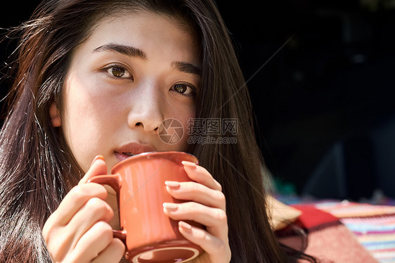 年轻女闺蜜户外开心露营图片