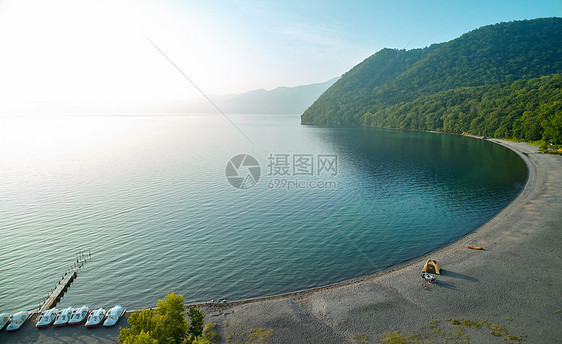 优良俯视少女家庭旅行湖营地图片