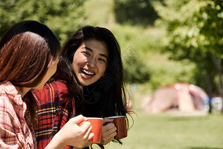 年轻女闺蜜户外开心露营图片