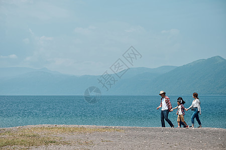 溜达男子湖滨区家庭旅行湖营地图片