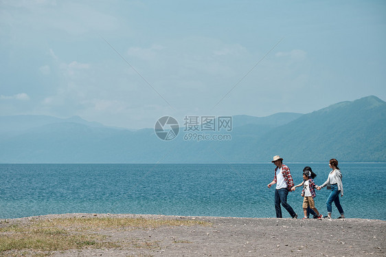 溜达男子湖滨区家庭旅行湖营地图片