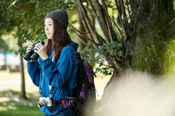 年轻美女徒步旅行图片