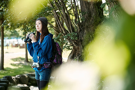 年轻美女徒步旅行图片