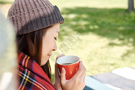 青年汽车女妇女的旅行营图片