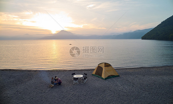 一家人海边露营图片