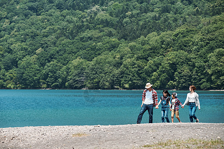 广阔的荒野漫步父亲家庭旅行湖营地图片