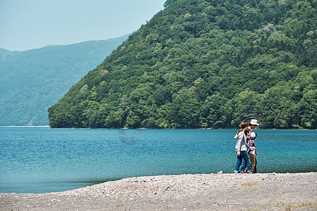 广阔的荒野湖泊家人家庭旅行湖营地图片