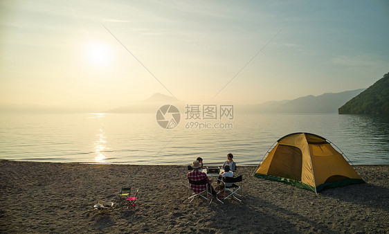 男子空中拍摄打碎家庭旅行湖阵营暮色图片