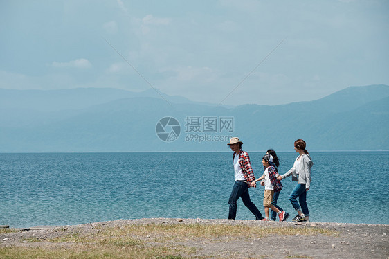 湖边二十多岁山峰家庭旅行湖营地图片