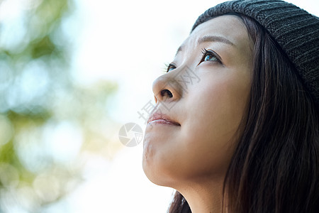 森林自然采光美颜女人的徒步旅行背景图片