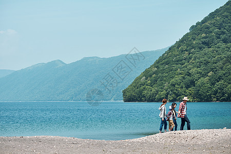 一家四口湖边旅行散步图片