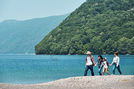 一家四口湖边旅行散步图片