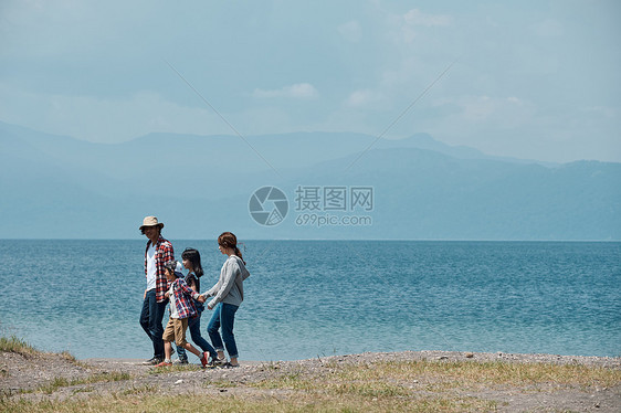 休息少女男人家庭旅行湖营地图片