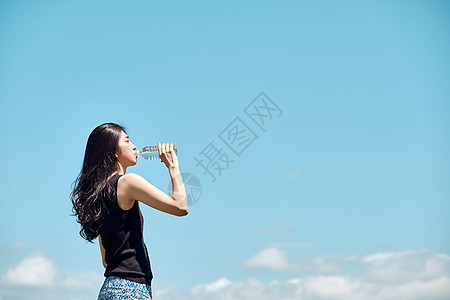 年轻美女运动补水图片