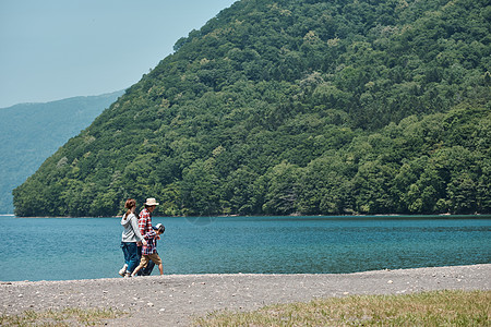 一家四口湖边旅行散步图片