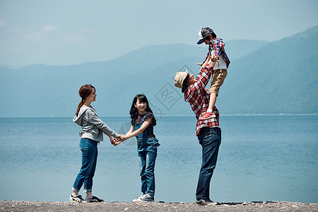 旅行者父亲室外家庭旅行湖营地图片