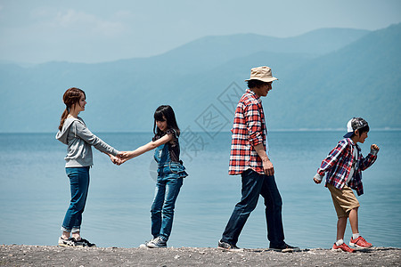 欢快亲密湖泊家庭旅行湖营地图片