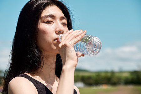 年轻美女运动补水图片